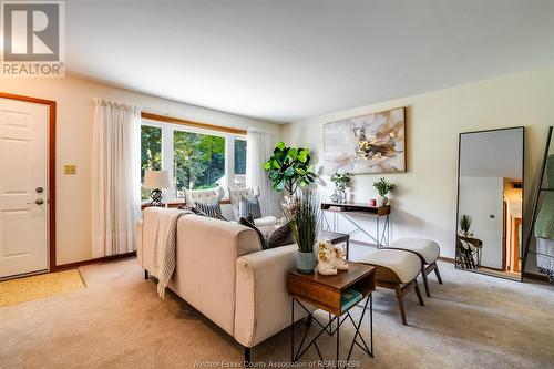 88 Sherman Road, Kingsville, ON - Indoor Photo Showing Living Room