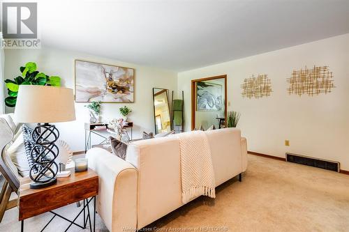 88 Sherman Road, Kingsville, ON - Indoor Photo Showing Living Room