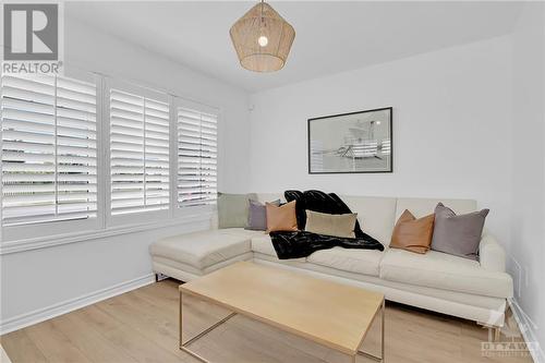 425 Riverboat Heights, Ottawa, ON - Indoor Photo Showing Living Room