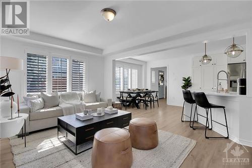 425 Riverboat Heights, Ottawa, ON - Indoor Photo Showing Living Room