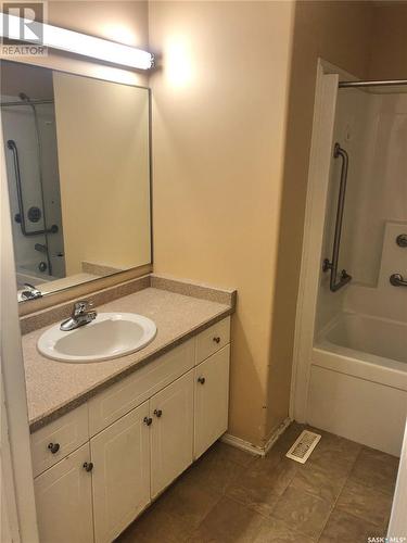 14 2158 Montreal Street, Regina, SK - Indoor Photo Showing Bathroom