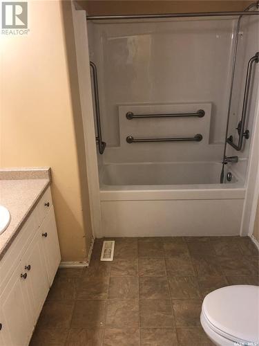 14 2158 Montreal Street, Regina, SK - Indoor Photo Showing Bathroom