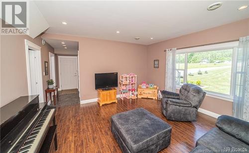 9506 Route 8 Highway, Blissfield, NB - Indoor Photo Showing Living Room