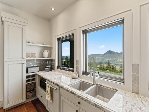 1709 Cheakamus Drive, Kamloops, BC - Indoor Photo Showing Kitchen