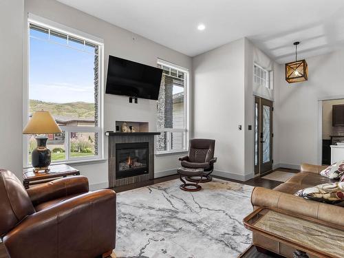 24-950 Ida Lane, Kamloops, BC - Indoor Photo Showing Living Room With Fireplace