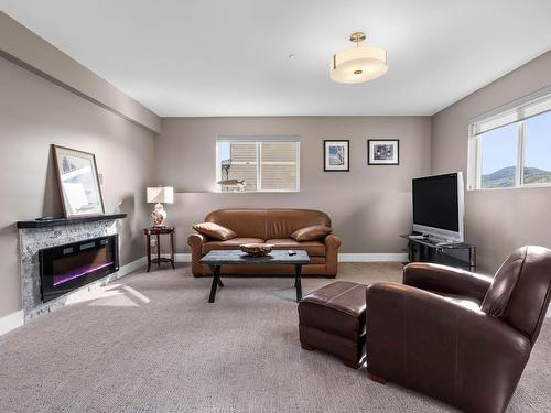 24-950 Ida Lane, Kamloops, BC - Indoor Photo Showing Living Room With Fireplace