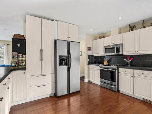 9-810 Anderson Terrace, Kamloops, BC - Indoor Photo Showing Kitchen