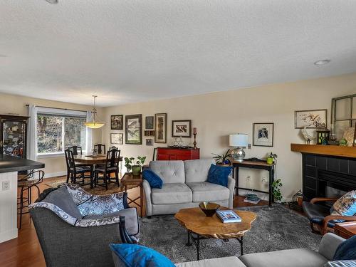 9-810 Anderson Terrace, Kamloops, BC - Indoor Photo Showing Living Room With Fireplace