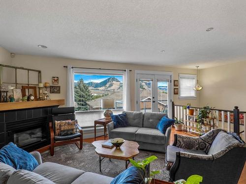 9-810 Anderson Terrace, Kamloops, BC - Indoor Photo Showing Living Room With Fireplace