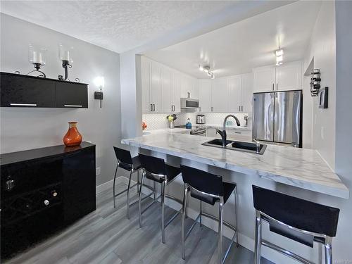 203-9710 Second St, Sidney, BC - Indoor Photo Showing Kitchen With Double Sink With Upgraded Kitchen