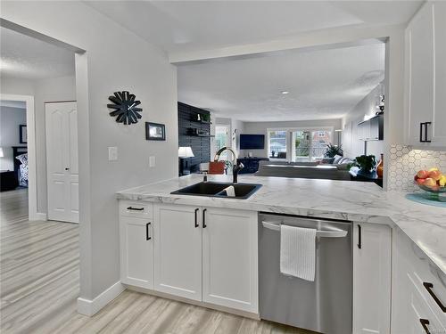 203-9710 Second St, Sidney, BC - Indoor Photo Showing Kitchen With Double Sink