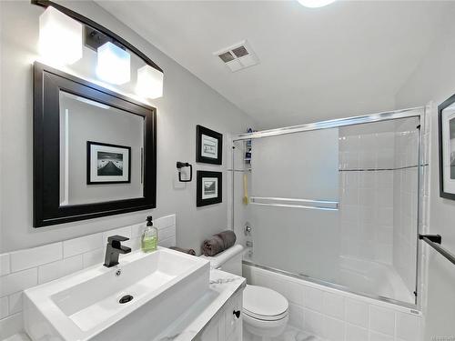 203-9710 Second St, Sidney, BC - Indoor Photo Showing Bathroom