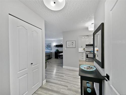 203-9710 Second St, Sidney, BC - Indoor Photo Showing Other Room