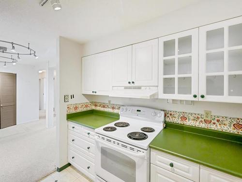 412-1433 Faircliff Lane, Victoria, BC - Indoor Photo Showing Kitchen