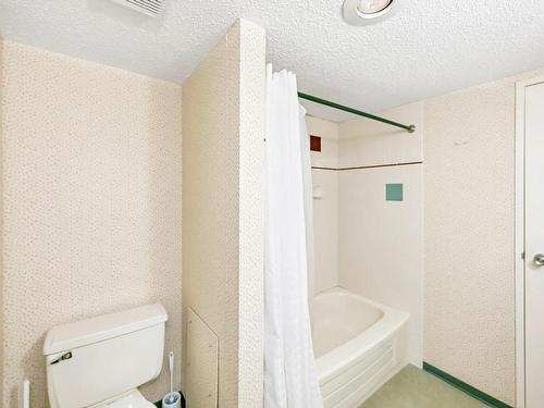 412-1433 Faircliff Lane, Victoria, BC - Indoor Photo Showing Bathroom