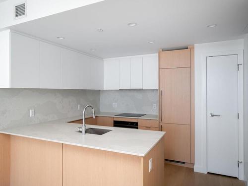 906-1100 Yates St, Victoria, BC - Indoor Photo Showing Kitchen