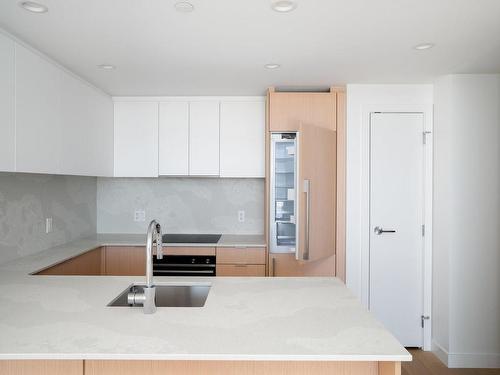 906-1100 Yates St, Victoria, BC - Indoor Photo Showing Kitchen