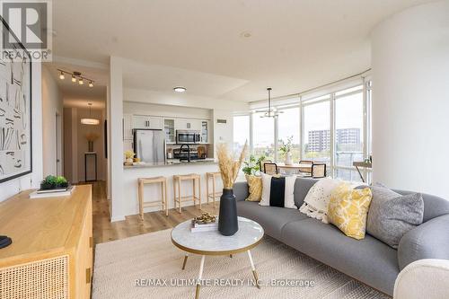 605 - 15 Windermere Avenue, Toronto (High Park-Swansea), ON - Indoor Photo Showing Living Room