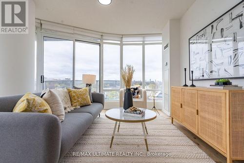 605 - 15 Windermere Avenue, Toronto (High Park-Swansea), ON - Indoor Photo Showing Living Room