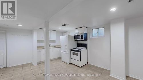 28 Abell Drive, Brampton, ON - Indoor Photo Showing Kitchen