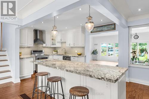 5407 Murray Crescent, Burlington, ON - Indoor Photo Showing Kitchen With Upgraded Kitchen