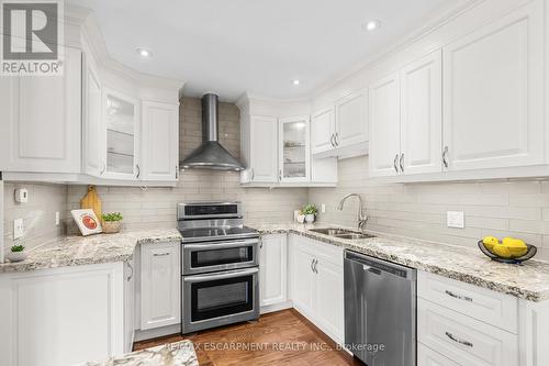 5407 Murray Crescent, Burlington, ON - Indoor Photo Showing Kitchen With Double Sink With Upgraded Kitchen