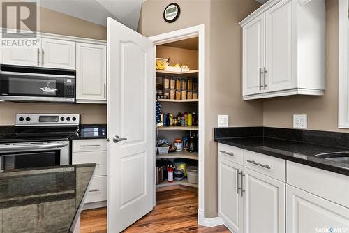 7902 Gordon Staseson Boulevard, Regina, SK - Indoor Photo Showing Kitchen