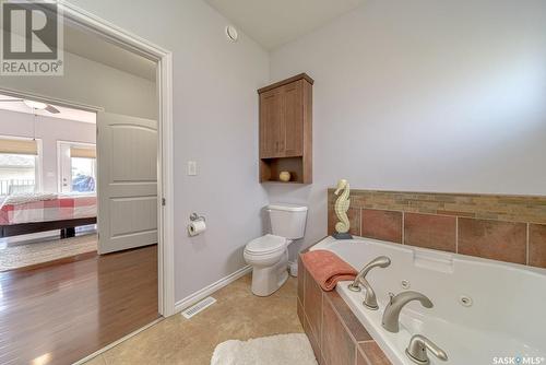 16 1590 4Th Avenue Nw, Moose Jaw, SK - Indoor Photo Showing Bathroom