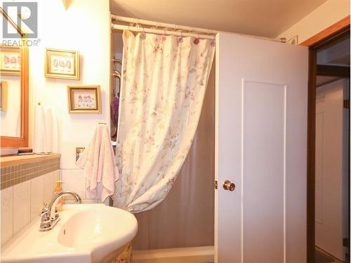 352 100B Avenue, Dawson Creek, BC - Indoor Photo Showing Bathroom