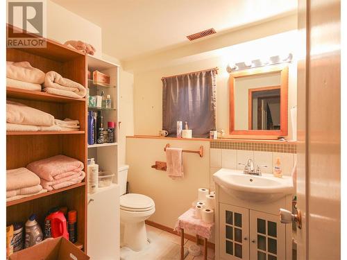 352 100B Avenue, Dawson Creek, BC - Indoor Photo Showing Bathroom