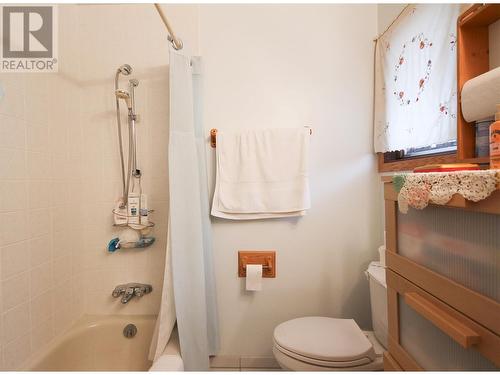 352 100B Avenue, Dawson Creek, BC - Indoor Photo Showing Bathroom