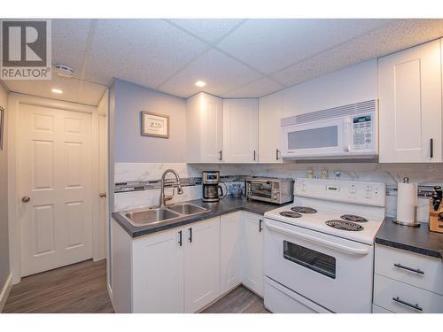 6611 Cameo Drive Lot# 16, Vernon, BC - Indoor Photo Showing Kitchen With Double Sink