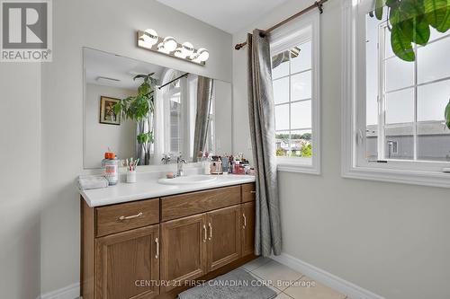 2079 Foxwood Avenue, London, ON - Indoor Photo Showing Bathroom