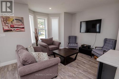 75 Manitoba Street, St. Thomas, ON - Indoor Photo Showing Living Room