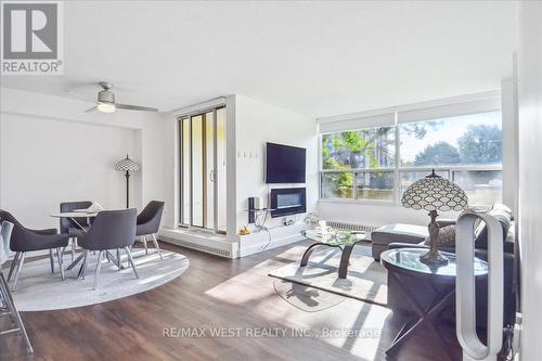 106 - 5 Vicora Linkway, Toronto, ON - Indoor Photo Showing Living Room