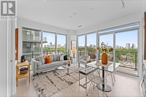 603 - 500 Dupont Street, Toronto, ON - Indoor Photo Showing Living Room