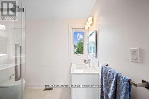 4021 Mahogany Row, Mississauga (Rathwood), ON - Indoor Photo Showing Bathroom