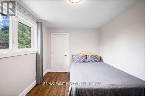 4021 Mahogany Row, Mississauga, ON - Indoor Photo Showing Bedroom