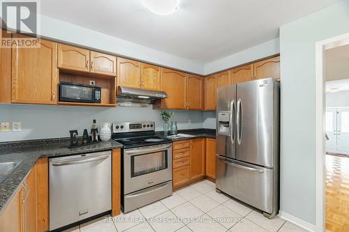 33 Cottongrass Lane, Brampton (Sandringham-Wellington), ON - Indoor Photo Showing Kitchen With Stainless Steel Kitchen