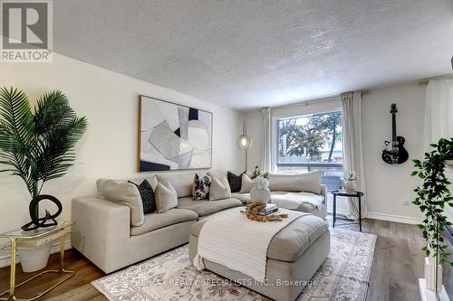 187 Ironstone Drive, Cambridge, ON - Indoor Photo Showing Living Room