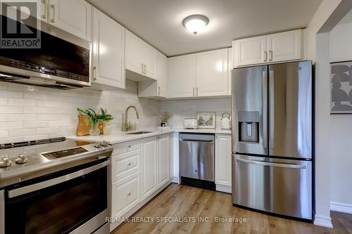 187 Ironstone Drive, Cambridge, ON - Indoor Photo Showing Kitchen With Stainless Steel Kitchen With Upgraded Kitchen