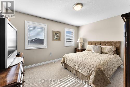 4776 Victor Drive, Niagara Falls, ON - Indoor Photo Showing Bedroom