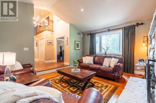 40 John Martin Court, Hamilton, ON - Indoor Photo Showing Living Room