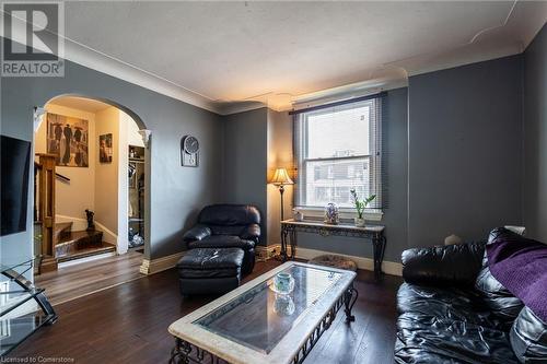 83 Sanford Avenue N, Hamilton, ON - Indoor Photo Showing Living Room