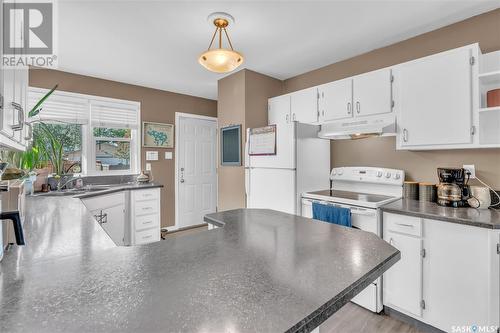 352 Forget Street, Regina, SK - Indoor Photo Showing Kitchen