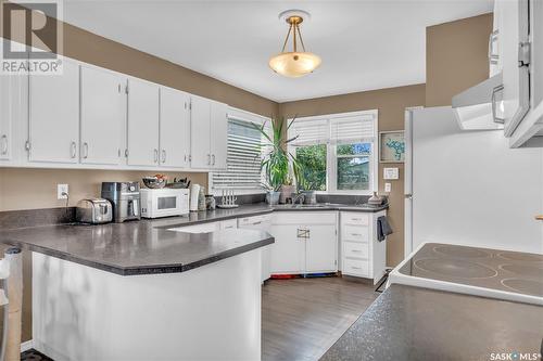 352 Forget Street, Regina, SK - Indoor Photo Showing Kitchen