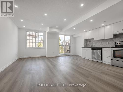 305 - 35 Strangford Lane, Toronto (Clairlea-Birchmount), ON - Indoor Photo Showing Kitchen