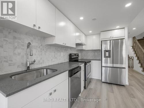 305 - 35 Strangford Lane, Toronto, ON - Indoor Photo Showing Kitchen With Upgraded Kitchen