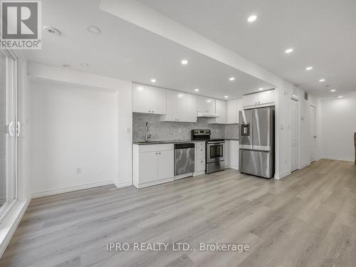 305 - 35 Strangford Lane, Toronto (Clairlea-Birchmount), ON - Indoor Photo Showing Kitchen