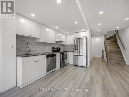 305 - 35 Strangford Lane, Toronto (Clairlea-Birchmount), ON - Indoor Photo Showing Kitchen With Upgraded Kitchen